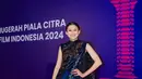 Marissa Anita kenakan Vest Selempang dan rok tenun biru navy rancangan Tangan Prive [@tangan.prive]