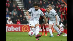 Pemain Liverpool, Mohamed Salah menendang bola dari titik penalti yang gagal menjadi gol saat melawan Bournemouth dalam pertandingan lanjutan Liga Inggris 2022/2023, Sabtu (11/3/2023). (AFP/Steve Bardens)