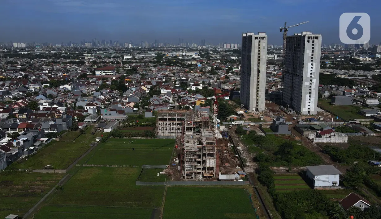 Pemandangan hunian rumah warga di Pulo Jahe, Jakarta, Kamis (24/3/2022). Warga DKI masih melakukan eksploitasi air tanah untuk bisa memenuhi kebutuhan air bersih sehari-hari. Hingga kini pelayanan air bersih baru mencapai 68 persen dari keseluruhan warga DKI Jakarta. (merdeka.com/Imam Buhori)