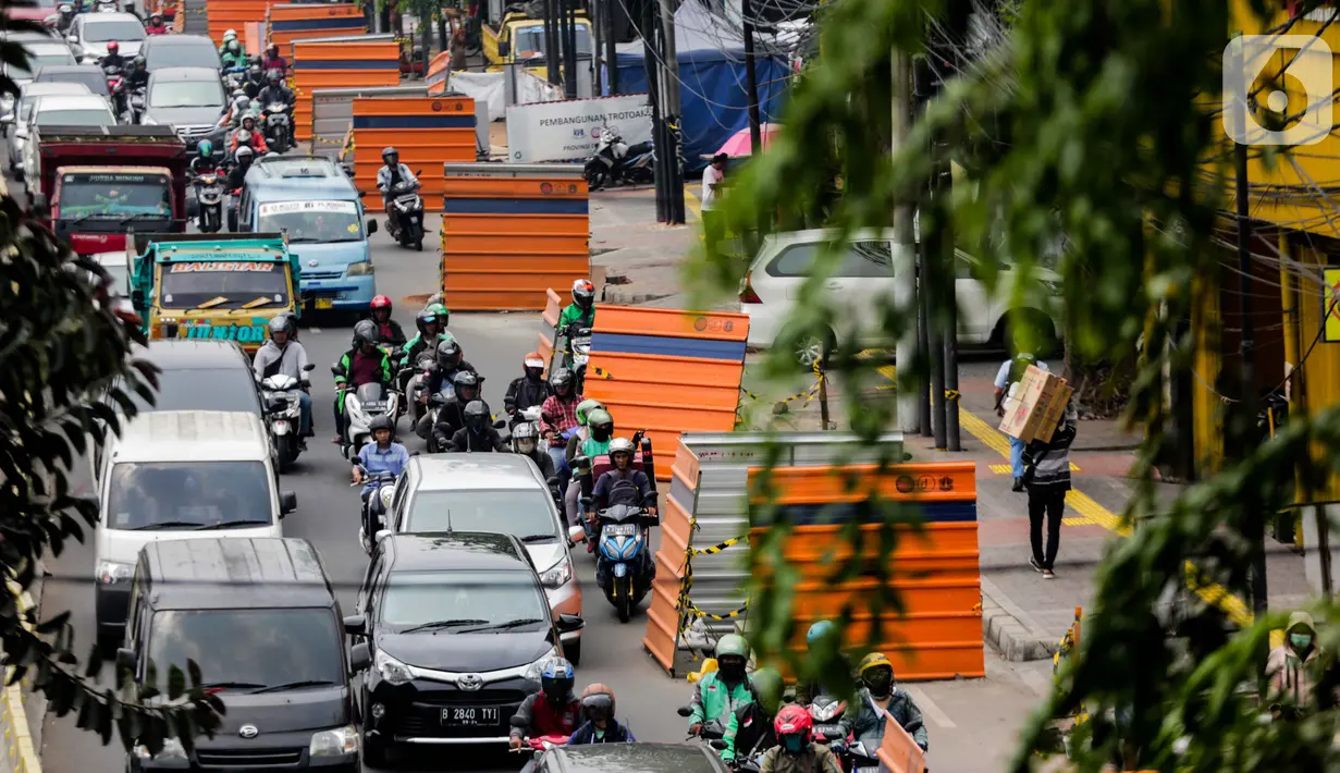 Kendaraan bermotor melaju tersendat di sepanjang Jalan Otista Raya, Jatinegara, Jakarta, Kamis (10/9/2019). Kemacetan disebabkan karena terdapat banyak titik di ruas jalan tersebut yang sedang mengerjakan proyek pembangunan trotoar dan galian kabel. (Liputan6.com/Faizal Fanani)