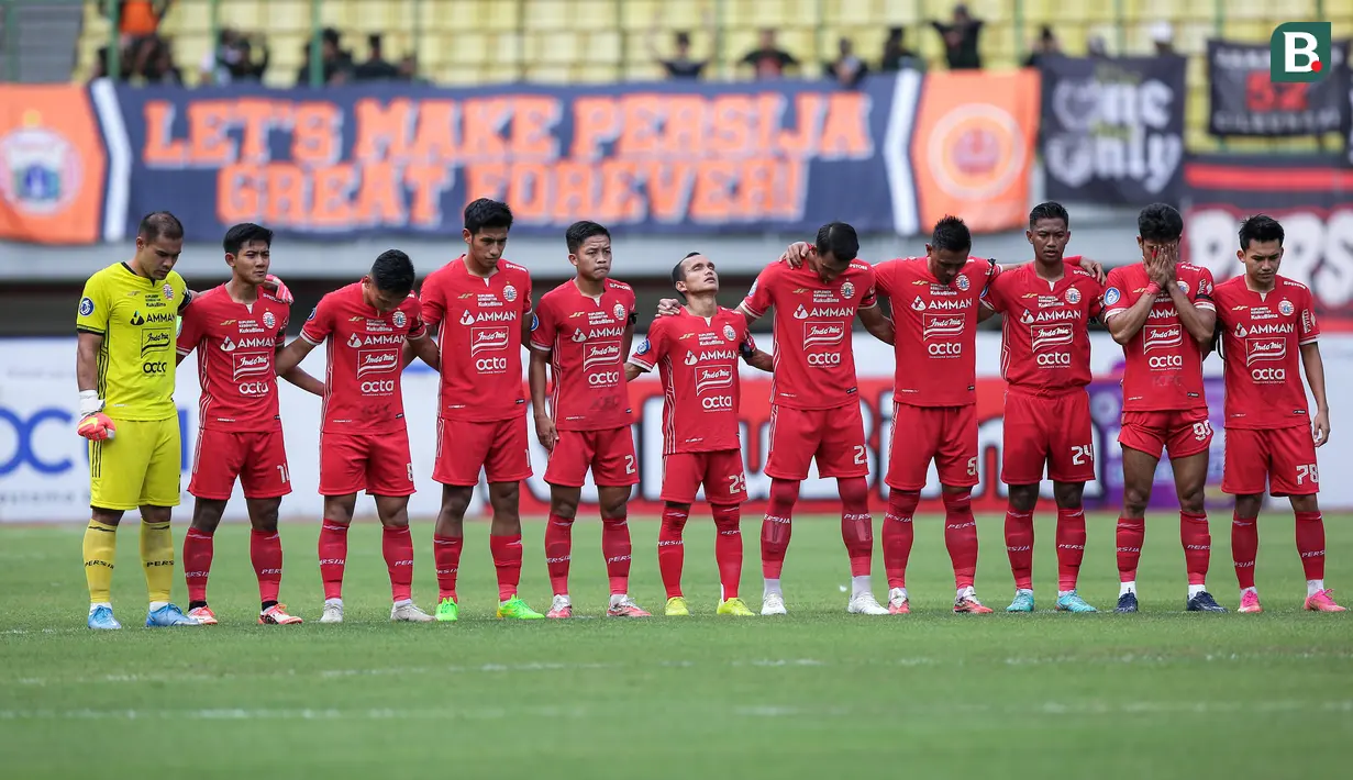 <p>Para pemain Persija Jakarta mengheningkan cipta sebelum laga lanjutan BRI Liga 1 2022/2023 menghadapi Barito Putera di Stadion Patriot Candrabhaga, Bekasi, Rabu (22/02/2023). (Bola.com/Bagaskara Lazuardi)</p>