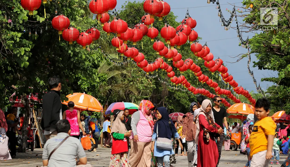 Pengunjung berlibur di berbagai tempat rekreasi di Ancol, Jakarta, Selasa (5/2). Libur Tahun Baru Imlek 2570 ancol masih menjadi tempat wisata pilihan untuk warga Jakarta dan sekitarnya. (Liputan6.com/Johan Tallo)
