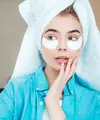 Di era serba digital seperti sekarang, hampir setiap aktivitas kita tidak lepas dari layar gadget. Mulai dari bekerja di depan laptop, scrolling media sosial, hingga menonton hiburan di ponsel, semuanya membuat kulit terpapar blue light atau High Energy Visible Light dalam durasi yang cukup panjang. (foto/dok: freepik/halayalex)