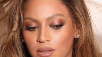 Beyonce menjadi orang pertama yang mengenakan kalung berlian termahal dari brand perhiasan Tiffany & Co. (Tangkapan Layar Instagram/beyonce)