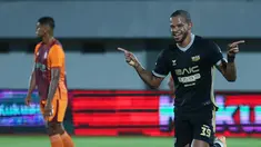 Pemain Dewa United, Alex Martins, melakukan selebrasi setelah mencetak gol ke gawang Borneo FC dalam pekan ke-22 BRI Super League 2025/2026 di Stadion Indomilk Arena, Tangerang, pada Minggu (22/2/2026). (Bola.com/M Iqbal Ichsan)