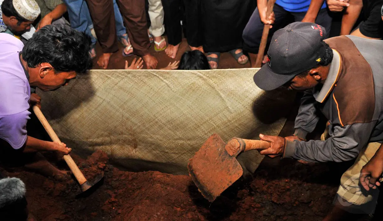 Suasana pemakaman Didi Petet di TPU Tanah Kusir, Jakarta, Jumat (15/5/2015). Keluarga menerangkan, Didi meninggal usai melaksanakan Salat Subuh. (Liputan6.com/Faisal R Syam)