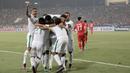 Para pemain Timnas Indonesia dan official merayakan keberhasilan menyingkirkan Vietnam dari Piala AFF 2016 di Stadion My Dinh, Hanoi, Kamis (7/12/2016). Indonesia menang agregat 4-3 atas Vietnam. (Bola.com/Peksi Cahyo)
