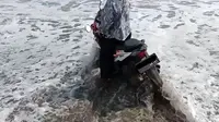 Niatnya Bikin Konten di Pantai, Motor Wanita Ini Malah Tersapu Ombak (TikTok @tari4167)