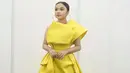 Tasya Rosmala dikenal dengan gayanya yang ceria dan enerjik. Gayanya didukung dengan penampilannya dengan busana-busana berwarna terang dengan gaya anak muda. (Liputan6.com/IG/@tasya_ratu_gopo).