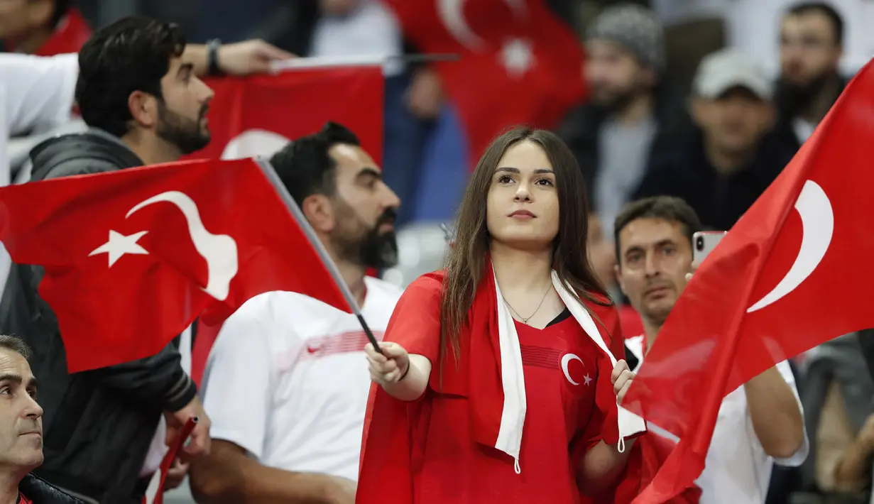 Suporter Turki mengibarkan bendera sebelum pertandingan melawan Prancis pada Grup H Kualifikasi Piala Eropa 2020 di Stade de France di Saint Denis, utara Paris (14/10/2019). Turki bermain imbang 1-1 atas Prancis. (AP Photo/Thibault Camus)