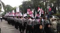 Demonstran di sidang Ahok (Liputan6.com/Fachrur Rozie)