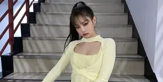 Jennie Blackpink tampil serba kuning mengenakan korset yang dipadukan dengan high neck cut out sweater dan mini skirt. Dengan makeup bold dan rambut gaya ponytail. Dok Instagram @jennierubyjane