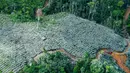 Banjir dan longsor juga merusak jalan-jalan utama dan jembatan yang ada di Kabupaten Bener Meriah, Aceh. Tampak dalam foto, sebuah kawasan terlihat rusak akibat banjir bandang di Kabupaten Bener Meriah, Provinsi Aceh, pada Kamis 4 Desember 2025. (CHAIDEER MAHYUDDIN/AFP)