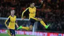 Striker Arsenal, Alexis Sanchez, merayakan gol yang dicetaknya ke gawang Middlesbrough pada laga Premier League di Stadion Riverside, Inggris, Senin (17/4/2017). Middlesbrough takluk 1-2 dari Arsenal. (AFP/Lindsey Parnaby)