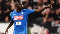 1. Kalidou Koulibaly - Pemain 27 tahun itu merupakan bek lengkap yang tampil apik di barisan belakang Napoli. Kedatangannya di Santiago Bernabeu nanti diharapkan bisa menambal lini pertahanan Real Madrid yang buruk di musim ini. (AFP/Marco Bertorello)