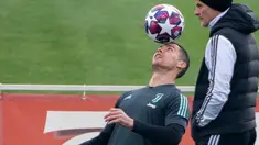 Pemain Juventus Cristiano Ronaldo memainkan bola saat sesi latihan di Turin, Italia, Selasa (25/2/2020). Juventus akan bertandang ke markas Lyon untuk pertandingan leg pertama babak 16 besar Liga Champions, Kamis (27/2/2020) dinihari WIB. (Marco Alpozzi/LaPresse via AP)