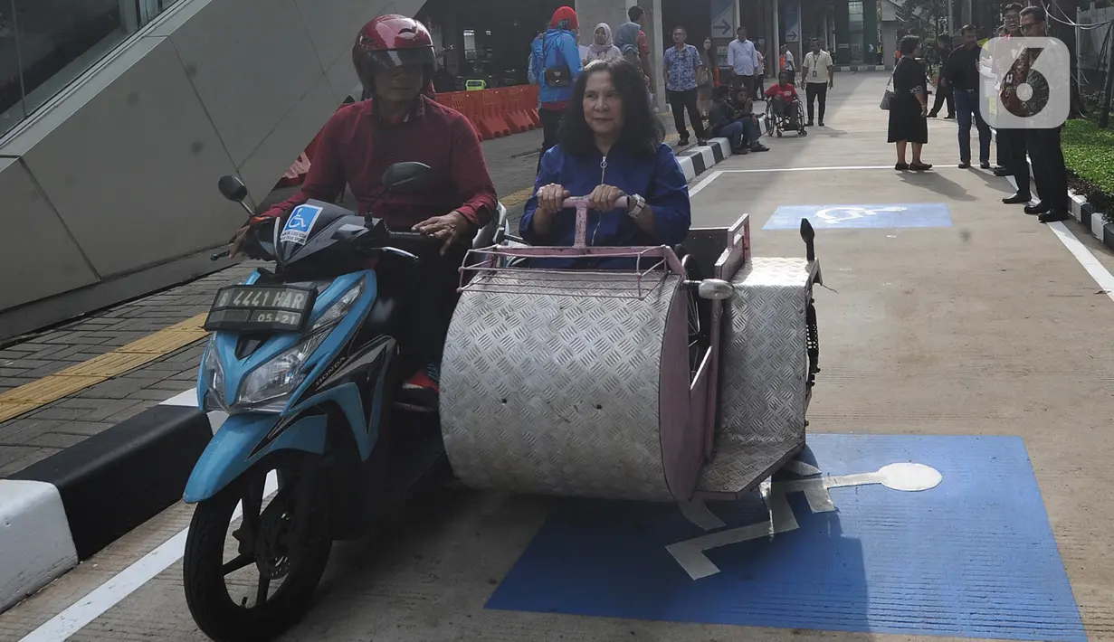 Penyandang disabilitas seusai memarkirkan kendaraan pada area parkir khusus di Stasiun MRT Lebak Bulus, Jakarta, Kamis (20/02/202020). Mulai hari ini penyandang disabilitas pengguna MRT dapat memarkirkan kendaraan mereka secara gratis di lokasi yang disediakan pihak MRT. (merdeka.com/Arie Basuki)