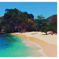Pantai Tiga Warna jadi asalan lain untuk menjelajah ujung timur Jawa.