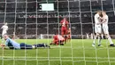 Pemain Bayern Munchen, Thomas Mueller dan Robert Lewandowski merayakan gol ke gawang Bayer Leverkusen pada laga DFB Pokal di Stadion BayArena, Selasa (17/4/2018). Bayern Munchen menang 6-2 atas Bayer Leverkusen. (AP/Martin Meissner)
