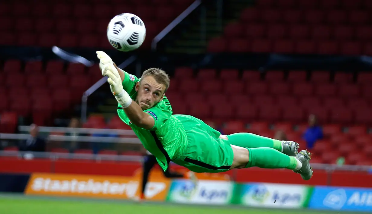 Kiper timnas Belanda, Jasper Cillessen menyelamatkan gawangnya saat menjamu timnas Italia pada lanjutan UEFA Nations League Grup 1 Liga 1 di Johann Cryuff Arena, Senin (7/9/2020). Italia menang 1-0 saat berkunjung ke markas Belanda. (AP Photo/Peter Dejong)