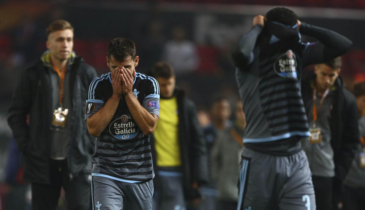 Rauth wajah sedih para pemain Celta Vigo usai kalah agregat dari Manchester United pada semifinal Liga Europa di Old Trafford, Manchester (11/5/2017). Manchester United menang agregat 2-1. (AP/Dave Thompson)