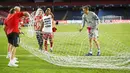 Kiper Bayern Munchen, Manuel Neuer, menggunting jaring gawang usai menjuarai Liga Champions di Stadion The Luz, Portugal, Senin (24/8/2020). Bayern Munchen berhasil menjadi juara usai menaklukkan PSG 1-0. (Lluis Gene/ Pool via AP)