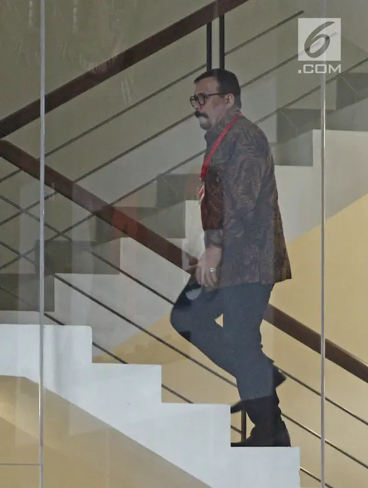 Aktor Leroy Osmani menaiki tangga di gedung KPK, Jakarta, Jumat (16/3). Leroy Osmani di periksa sebagai saksi suap pengadaan pesawat dan mesin pesawat dari airbus S.A.S dan Roll-Royce P.L.C pada PT. Garuda Indonesia. (Liputan6.com/Herman Zakharia)