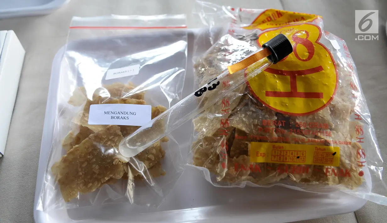 Sebuah produk makanan yang ditemukan positif mengandung boraks usai di teliti BPOM, Jakarta, Rabu (14/6). BPOM menguji makanan di pasar swalayan untuk mengantisipasi adanya makanan yang mengandung bahan kimia berbahaya. (Liputan6.com/Yoppy Renato)
