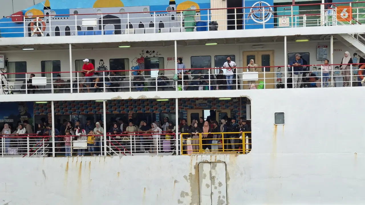 Pemudik pejalan kaki bersiap turun dari kapal yang hendak sandar di Dermaga Reguler 2, Pelabuhan Bakauheni, Lampung Selatan. Foto : (Liputan6.com/Ardi).