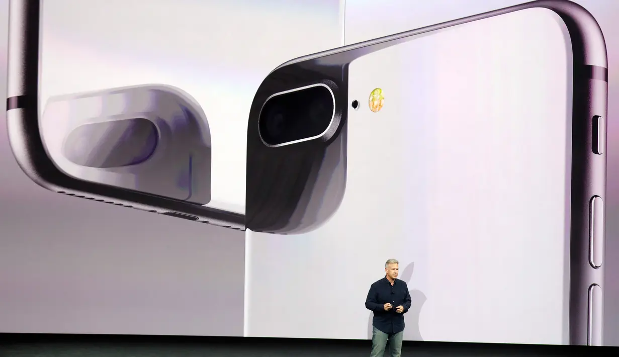 Phill Schiller perkenalkan fasilitas terbaru iPhone 8 Plus di Steve Jobs Theatre, California, Selasa (12/9). Portrait Lighting yang ditambahkan pada dual kamera iPhone 8 Plus memberi hasil maksimal pembidikan foto portrait. (AP Photo/Marcio Jose Sanchez)