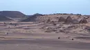 Pengunjung berjalan menuju Piramida Meroe di situs arkeologi Meroe di Bejrawiya, Sudan, Sabtu, 1 Agustus 2026. (Foto AP/Mohnd Blal)