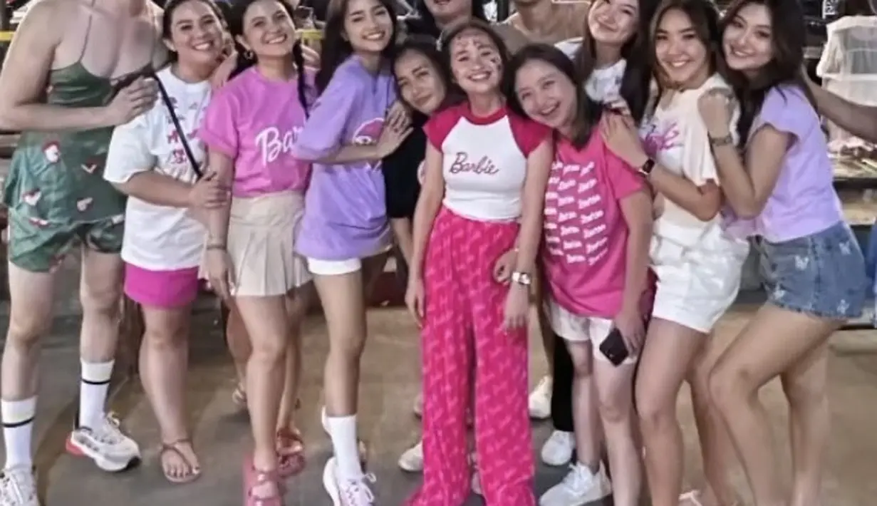Aruan memadukan kaos Barbienya dengan mini skirt, Fuji dengan short pants putih yang serasi dengan Gisella. @gisel_la