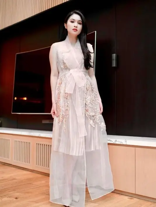Bosan dengan dress berlengan? Sleeveless dress brokat yang dikenakan Sandra Dewi ini bisa jadi pilihan. @sandradewi88.