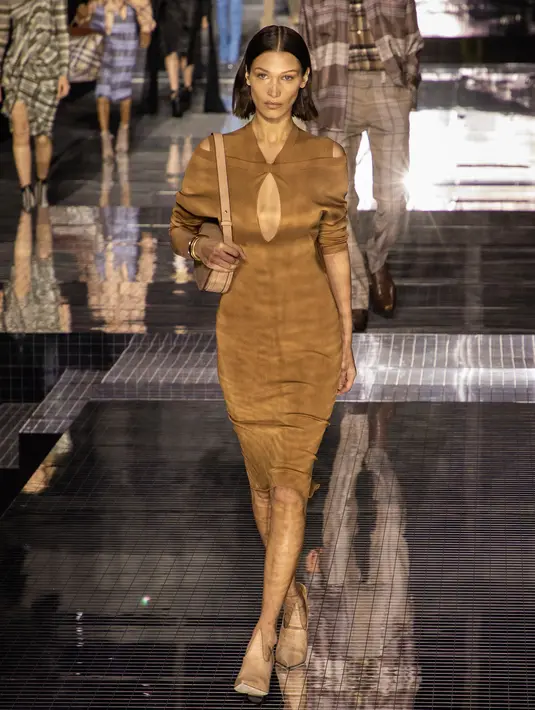 Model Bella Hadid memeragakan busana koleksi Burberry dalam London Fashion Week 2020 di London, Inggris, Senin (17/2/2020). London Fashion Week 2020 berlangsung pada tanggal 14 hingga 18 Februari. (Photo by Vianney Le Caer/Invision/AP)