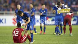 Pemain Timnas Indonesia, Lerby Eliandri dan pemain Thailand Sarach Yoyen usai laga final leg kedua Piala AFF 2016 di Thailand, (17/12/2016). (Bola.com/Vitalis Yogi Trisna)