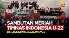 Berita Video kemeriahan masyarakat yang tumpah ruah berkumpul di Bundaran HI, sambut kedatangan rombongan bus Timnas Indonesia U-22.