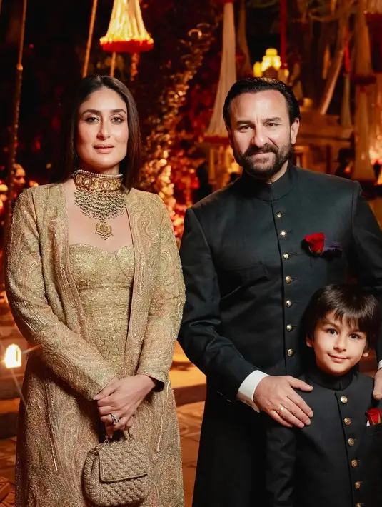 Di hari ketiga, Kareena Kapoor kembali tampil glamor dengan busana serba gold dari Ritu Kumar. [@rheakapoor]