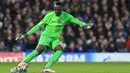 Selain tampil solid di bawah mistar Chelsea, Edouard Mendy juga merupakan salah satu kiper dengan umpan jauh terbaik di Liga Inggris saat ini. Kiper Senegal tersebut telah membuat 127 umpan jauh sukses, dengan efisiensi penyelesaian 52,9%. (AFP/Justin Tallis)