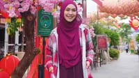 8 Inspirasi Gamis dengan Outer ala Oki Setiana Dewi, dari Gaya Formal hingga Streetwear
