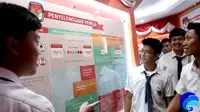 Generasi milenial atau pemilih pemula penting sekali mencari informasi sebanyak-banyaknya tentang Pemilu Serentak 2019 mendatang. (Foto: Merdeka.com/Muhammad Luthfi Rahman)