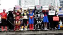 Sejumlah supehero membawa papan bertulisan 'Tolak Revisi UU KPK', Jakarta,Minggu (21/02). Para Superhero ini tergabung dalam Koalisi Masyarakat Anti-Korupsi. (Liputan6.com/Helmi Afandi)