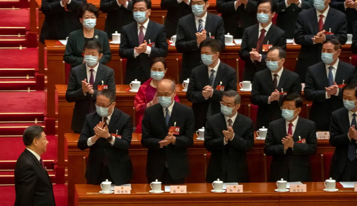 Para delegasi bertepuk tangan ketika Presiden China Xi Jinping (kiri) tiba untuk menghadiri Kongres Rakyat Nasional (NPC) China di Aula Besar Rakyat, Beijing, Jumat, 10 Maret 2023. Pemimpin China Xi Jinping terpilih secara aklamasi sebagai Presiden dalam sesi Kongres Rakyat Nasional (NPC) China dan dianugerahi masa jabatan lima tahun ketiga sebagai presiden. (AP Photo/Mark Schiefelbein)