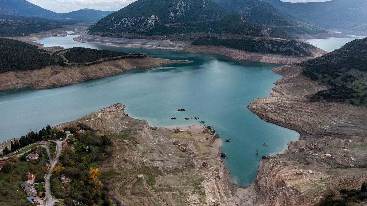 Danau Mornos Yunani Menyusut, Sisa-sisa Rumah Muncul Lagi
