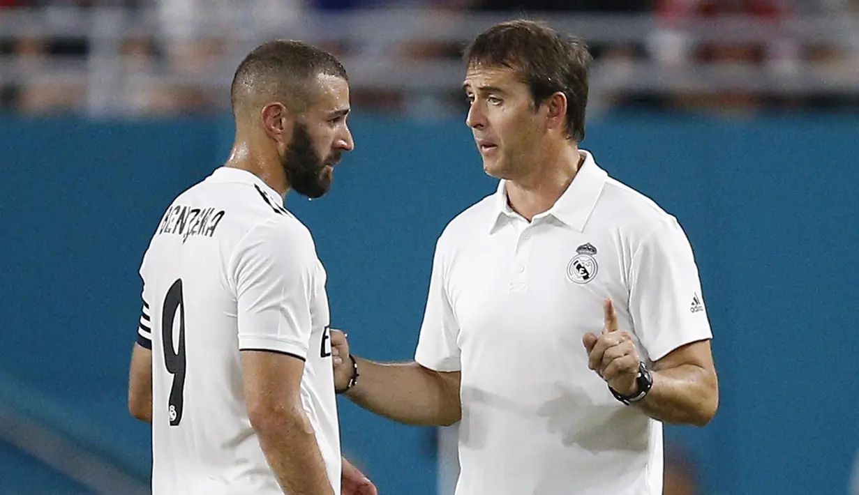 Pelatih Real Madrid, Julen Lopetegui, memberi arahan kepada Karim Benzema saat melawan Manchester United pada laga ICC 2018 di Miami Gardens, Rabu (1/8/2018). Manchester United menang 2-1 atas Real Madrid. (AP/Brynn Anderson)
