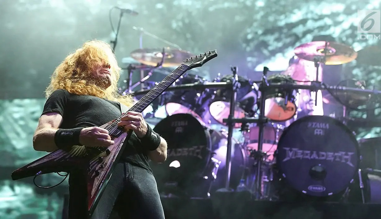 Gitaris sekaligus vokalis Megadeth, Mustaine beraksi di atas panggung Jogjarockarta 2018 di Stadion Kridosono, Yogyakarta (27/10). Sekitar 15 ribu penonton yang memadati Stadion menyaksikan Band thrash metal tersebut. (Fimela.Com/Bambang E.Ros)