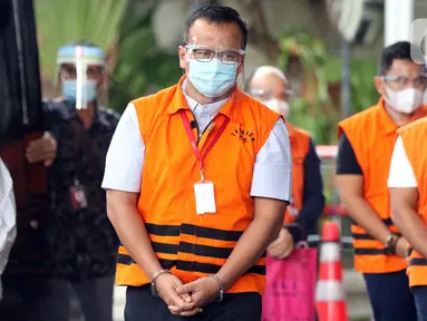 Menteri Kelautan dan Perikanan non aktif, Edhy Prabowo bersiap menjalani pemeriksaan di Gedung KPK Jakarta, Jumat (4/12/2020). Sebelumnya, Edhy ditangkap dan ditahan KPK sebagai tersangka kasus dugaan suap penetapan calon eksportir benih lobster pada Rabu (25/11). (Liputan6.com/Helmi Fithriansyah)