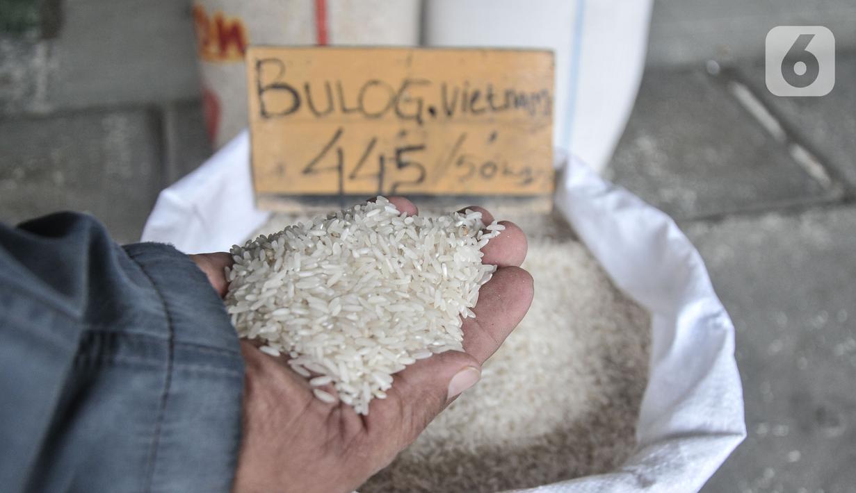 Warga saat melihat beras Bulog impor dari Vietnam yang banyak tersedia di Pasar Induk Beras Cipinang (PIBC), Cipinang, Jakarta Timur, Selasa (31/1/2023). Menurut data Food Station hari ini, harga beras medium seperti IR-64 III misalnya, harganya sekarang Rp10.350 per kg, dari sebelumnya Rp9.975 per kg. Kenaikan harga juga dialami beras jenis lain. (merdeka.com/Iqbal S. Nugroho)