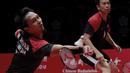 Ganda putra Indonesia, Mohammad Ahsan / Hendra Setiawan, saat melawan ganda Jepang, Hiroyuki Endo / Yuta Watanabe, pada BWF World Tour di Tianhe Sports Center, Guangzhou, Minggu (15/12/2019). Ahsan / Hendra menang 24-22 dan 21-19. (AP/Andy Wong)