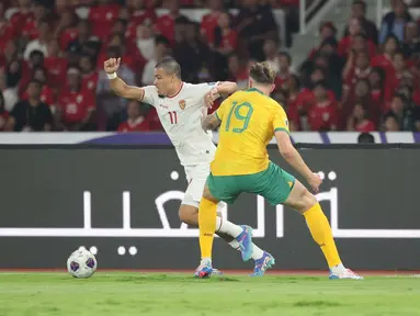 Pemain Timnas Indonesia, Ragnar Oratmangoen, berusaha melewati&nbsp;pemain Australia,&nbsp;Harry Soutar, pada laga kedua Grup C Kualifikasi Piala Dunia 2026 Zona Asia di Stadion Utama Gelora Bung Karno (SUGBK), Jakarta Pusat, pada Selasa (10/9/2024). (Bola.com/Abdul Aziz)