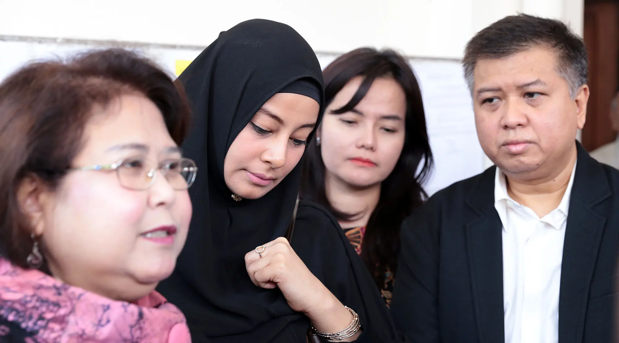 Putri Aisyah Aminah bersama kuasa hukumnya, Elza Syarief dan Vidi Galenso Syarief (Deki Prayoga/Bintang.com)